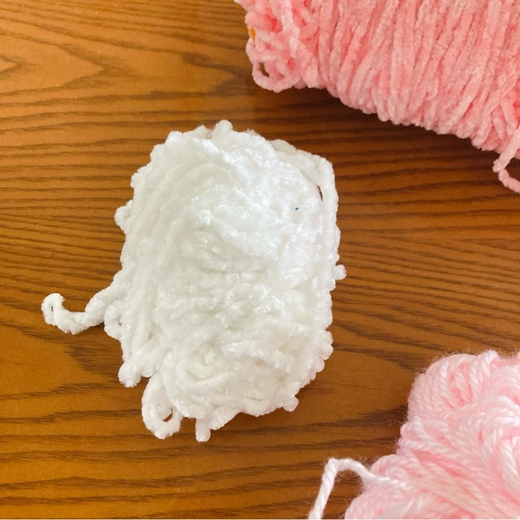 ❤️‍🔥 (5/20) Bernat Yarnspiration Velvet White and Pink Yarn - Picture 5 of 6